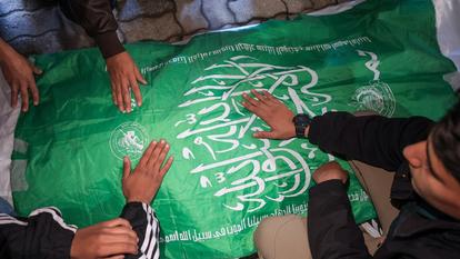 Des gens pleurent sur un corps, le jour des funérailles du commandant senior du Hamas Raed Saed et de ses aides, qui ont été tués dans une frappe israélienne un jour plus tôt, à Gaza, le 14 décembre 2025.