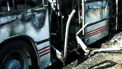 Un bus endommagé suite à un accident (image d’illustration).