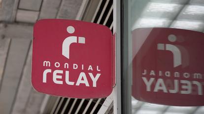Logo Mondial Relay et enseigne textuelle sur le mur d’entrée de la façade du magasin de la chaîne de transport de colis.