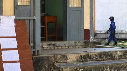 Un soldat birman marche à côté d’un bureau de vote dans une école avant une élection générale, dans le township de Thingangyun, Yangon, Myanmar, le 27 décembre 2025.