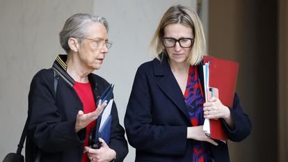 Élisabeth Borne et Astrid Panosyan-Bouvet, alors ministre de l’Éducation nationale et ministre du Travail, à l’Élysée, à Paris, le 26 mars 2025.