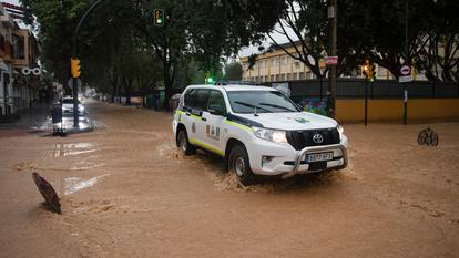 Une voiture de police patrouille dans une rue inondée à Campanillas, près de Malaga, dans le sud de l’Espagne, le 13 novembre 2024 (photo d’archives).