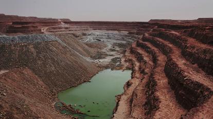 La mine d’uranium à ciel ouvert de Tamgak est visible sur le site minier d’uranium de Somair, appartenant à Areva, à Arlit, au Niger, le 25 septembre 2013.