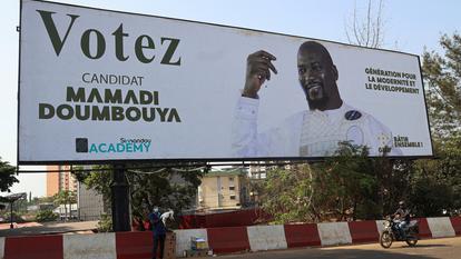 Une affiche de campagne du leader guinéen et candidat à la présidence Mamadi Doumbouya avant l’élection présidentielle prévue pour le 28 décembre, à Conakry, Guinée, le 21 décembre 2025.