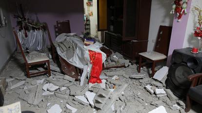 تتناثر الأنقاض في غرفة الطعام بمنزل متضرر بعد زلزال في تشيمبوت، البيرو، في 28 ديسمبر 2025.