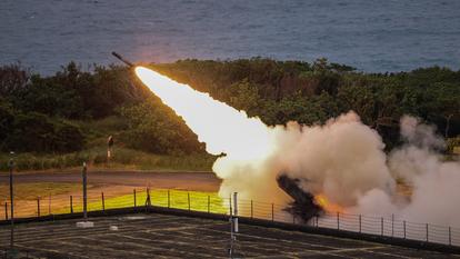 L’armée américaine devrait livrer 82 lance-roquetes Himars, 420 missiles semi-balistiques Atacms, plusieurs dizaines d’obusiers ainsi que des drones à Taïwan.