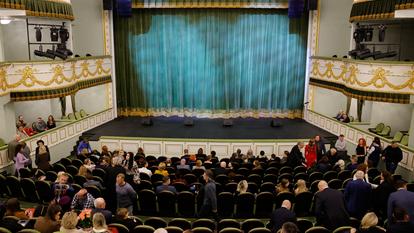 Réalisée en marbre et en cristal, reconstruire le théâtre de Marioupol était « une affaire d’honneur » selon les autorités russes. La grande salle du théâtre peut accueillir jusqu’à 500 spectateurs.