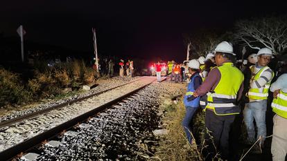 Les autorités travaillent sur le site du déraillement de train dans le Corridor interocéanique de l’isthme de Tehuantepec, dans l’État d’Oaxaca, au Mexique, le 28 décembre 2025.