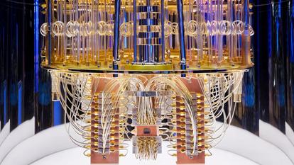 L’informatique quantique se fonde sur les propriétés très particulières des particules élémentaires, à l’échelle de l’infiniment petit, pour pouvoir faire différemment des opérations de calcul.