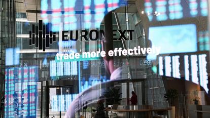 La salle des marchés d’Euronext dans le quartier d’affaires de La Défense à Paris.