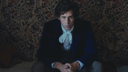 Victor Belmondo joue Julien Sorel dans Le Rouge et le noir.