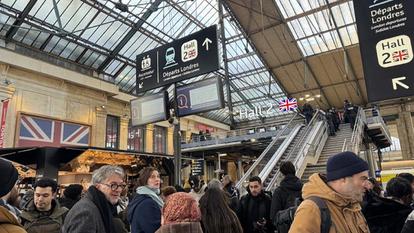 La centaine d’usagers dont le train a été annulé s’est amassée, à la mi-journée, aux pieds des escaliers qui mènent à la douane et protégés par les forces de l’ordre.