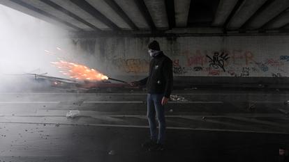 Les chandelles romaines deviennent particulièrement dangereuses lorsqu’elles sont détournées de leur usage initial, c’est-à-dire brandies à la main par des jeunes inexpérimentés et dirigées vers des biens ou les forces de l’ordre.