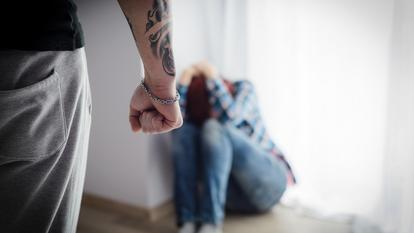 Selon la victime, l’homme est devenu menaçant, l’empêchant de quitter son logement.