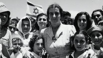 Golda Meir avec des enfants du kibboutz Shefayim, en juillet 1950.