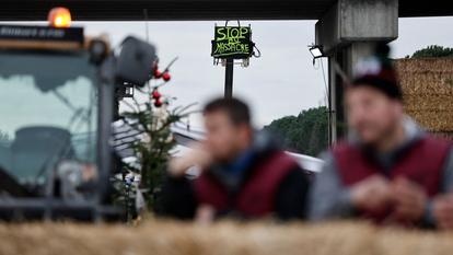 Un campement installé par des agriculteurs pour bloquer l’autoroute A64 avec des tracteurs et des ballots de paille, près de Carbonne, le 17 décembre 2025.
