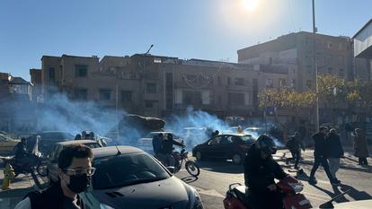 Des commerçants manifestent dans les rues de Téhéran, le 29 décembre 2025.