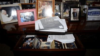 Cette image, publiée par le ministère de la justice américain, le 19 décembre 2025, montre des tiroirs et des photos encadrées dans la maison de Jeffrey Epstein, à Manhattan.