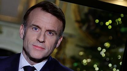 Le président français Emmanuel Macron apparaît sur un écran alors qu’il prononce son discours de Nouvel An à la nation au Palais de l’Élysée à Paris, France, le 31 décembre 2025.