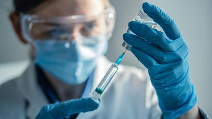 La survie à cinq ans dépasse désormais 65 % tous cancers confondus en France, contre environ 30 % au milieu du XXe siècle.