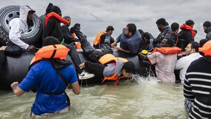 Depuis le début de la crise migratoire en 2015, ils sont au moins 300 000 à 400 000 migrants à être restés alors qu’ils avaient vocation à rentrer chez eux, comme tout débouté.