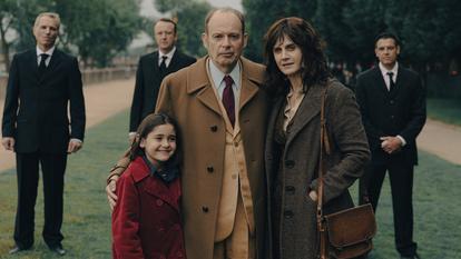 Denis Podalydès incarne l’ancien chef d’État dans Mitterrand confidentiel, avec Charlie Borghi (Mazarine) et Judith Chemla (Anne Pingeot)