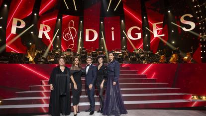 Faustine Bollaert entourée de Julie Fuchs, Gautier Capuçon Marie-Claude Pietragalla et Zahia Ziouani dans «Prodiges» sur France 2.