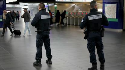 Des agents de sécurité de la RATP patrouillent dans le métro parisien, le 6 janvier 2025.