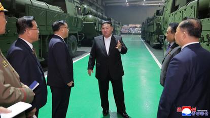 Le leader nord-coréen Kim Jong-un inspecte une usine de munitions où des systèmes de lance-roquettes multiples sont produits, le 28 décembre 2025.