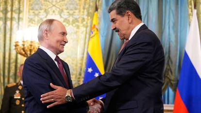 Le président russe Vladimir Poutine accueille son homologue vénézuélien Nicolas Maduro lors d’une réunion au Kremlin à Moscou, Russie, le 7 mai 2025.