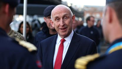 Le secrétaire à la Défense britannique John Healey s’entretient avec le personnel naval britannique et norvégien, à Portsmouth, en Grande-Bretagne, le 4 décembre 2025.