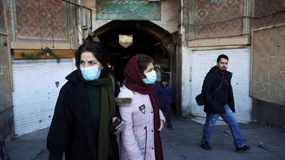 Des passants déambulent devant des boutiques fermées suite aux manifestations contre la chute de la valeur de la monnaie, à Téhéran, en Iran, le 30 décembre 2025.