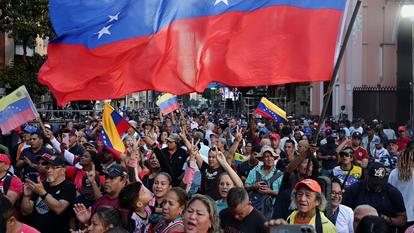 Des membres du groupe de milice connu sous le nom de "Colectivos" participent à une marche appelant à la libération du président vénézuélien Nicolas Maduro.