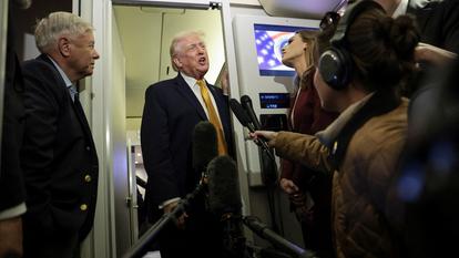 Le président américain Donald Trump s’adresse aux journalistes à bord d’Air Force One, aux États-Unis, le 4 janvier 2026.