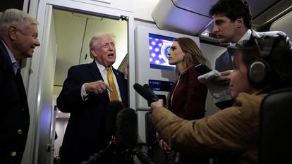 Donald Trump à bord d’Air Force One, dimanche 4 janvier 2026.