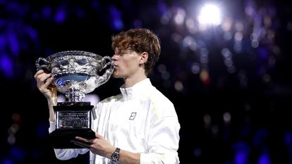 L’Italien Jannik Sinner célèbre sa victoire lors de la finale du simple messieurs, à Melbourne, le 26 janvier 2025.