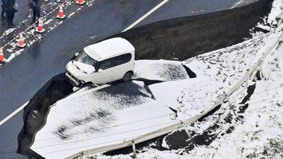 Route effondrée à Tohoku, dans la préfecture d’Aomori, au nord-est du Japon, à la suite d’un violent séisme survenu le 8 décembre 2025.