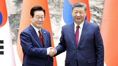 Le président chinois Xi Jinping et le président sud-coréen Lee Jae Myung se serrent la main au Palais de l’Assemblée du Peuple à Pékin, en Chine, le 5 janvier 2026.