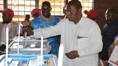 Le président de la République centrafricaine Faustin-Archange Touadéra, vote lors de l’élection présidentielle dans un bureau de vote à Bangui, le 28 décembre 2025.