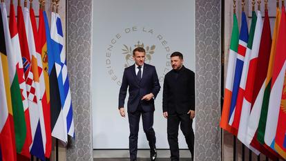 Emmanuel Macron et Volodymyr Zelensky arrivent au palais de l’Élysée à Paris, le 6 janvier 2026, pour le sommet de la Coalition des volontaires.