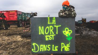 Le lundi 5 janvier 2026, à Monestier-de-Clermont (Isère), une cinquantaine d’agriculteurs bloquent le rond-point menant à l’A51.