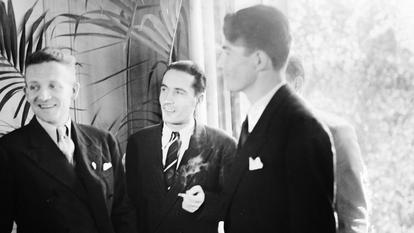 Au centre, François Mitterrand, à Paris en septembre 1944. Le futur président de la République est alors secrétaire général aux prisonniers dans le Gouvernement provisoire.