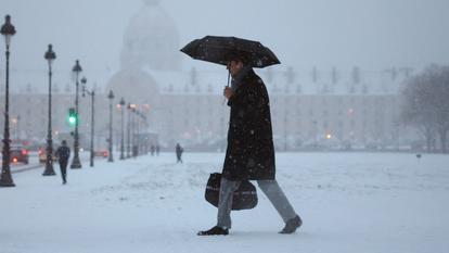 Un Parisien marchant dans la neige devant les Invalides, ce 7 janvier.