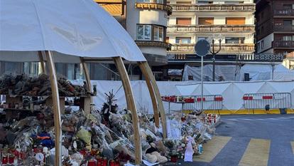 تم وضع مئات الزهور والشموع والألعاب القطيفة والرسومات والأعلام وصور بعض الضحايا في هذا المكان المرتجل للتأبين.