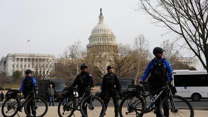 Des policiers devant le Capitole, à Washington D.C., le 6 janvier 2026.
