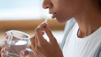 Photo d’illustration d’une femme prenant une pilule abortive.