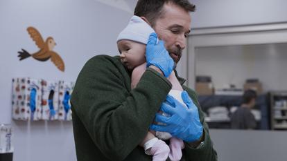 Lancé en en janvier 2025 sur HBO Max, The Pitt chronique en temps réel une journée de garde.