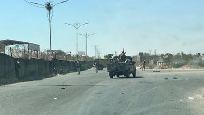 Des soldats gouvernementaux montent la garde devant une base militaire dans la ville portuaire de Mukalla, alors que le gouvernement soutenu par l’Arabie saoudite a déclaré avoir repris le contrôle du port oriental aux mains des séparatistes du sud, le 4 janvier 2026.