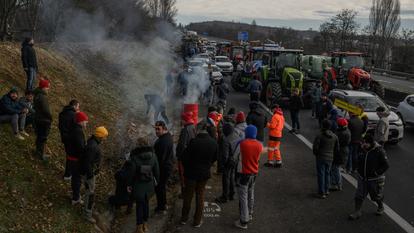 Des agriculteurs sur l’A63 à proximité de Toulouse, le 7 janvier 2026.