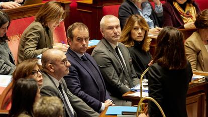 Le premier ministre, Sébastien Lecornu, entouré de ses ministres, lors d’une séance de questions au gouvernement, mardi, à l’Assemblée nationale.